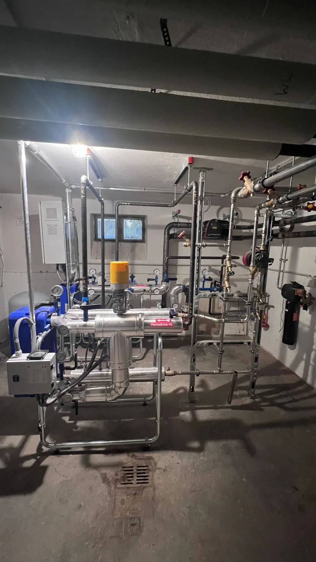 Reale Projektaufnahme einer Fernwärme-Übergabestation mit gebäudeseitiger Systemtechnik