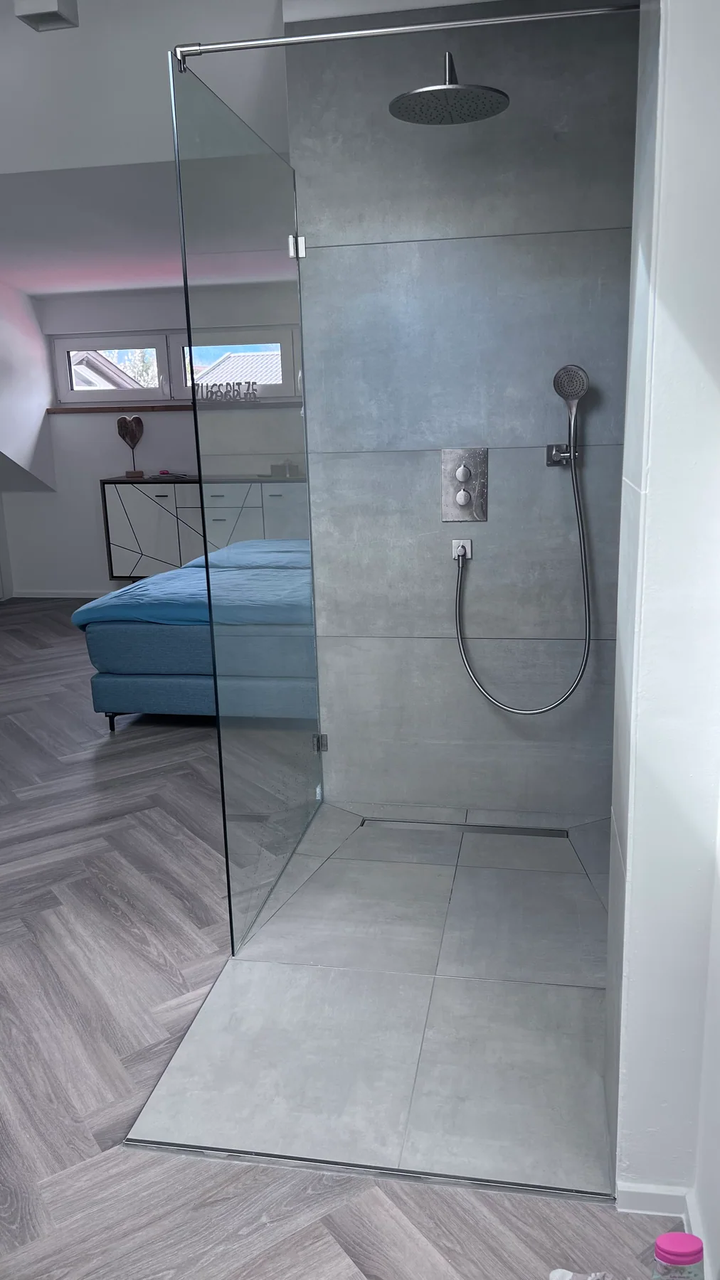 Reale Projektaufnahme einer fertig ausgeführten bodengleichen Dusche mit Glasabtrennung